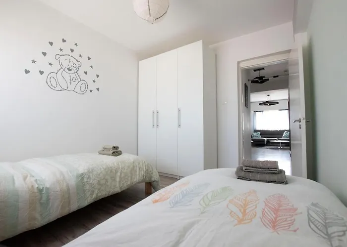 Glabur - The Cozy 2 Bdr - City, Free Parking & Wifi, Welcomes You!!! Apartment